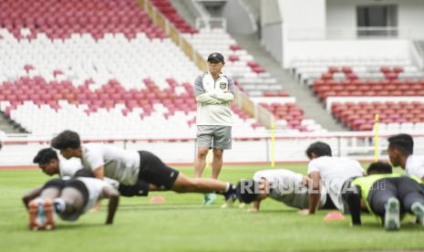 Pelatih timnas Indonesia, Shin Tae-yong (tengah), memimpin sesi latihan skuad Garuda belum lama ini.