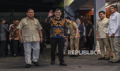 Ketua Umum Partai Gerindra Prabowo Subianto (kiri) bersama Politikus PDIP Budiman Sudjatmiko (kanan) melambaikan tangan saat melakukan pertemuan di Kertanegara, Jakarta Selatan, Selasa (18/7/2023). Prabowo Subianto menerima kunjungan Budiman Sudjatmiko dalam rangka silaturahmi dan diskusi kebangsaan. 