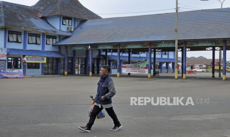 Warga melintas di kawasan Terminal Bis Pakupatan, Serang, Banten, Senin (1/6/2020). Gubernur Banten Wahidin Halim mengatakan Pembatasan Sosial Berskala Besar (PSBB) di Banten yang semula berakhir 2 Juni diperpanjang hingga 15 Juni 2020 untuk memastikan penyebaran COVID-19 di provinsi itu benar-benar terkendali sebelum memasuki tatanan normal baru (new normal)