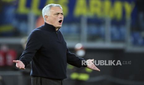 Pelatih Roma Jose Mourinho bereaksi selama pertandingan sepak bola Serie A antara Roma dan Hellas Verona di stadion Olimpiade Roma, Sabtu, 19 Februari 2022.