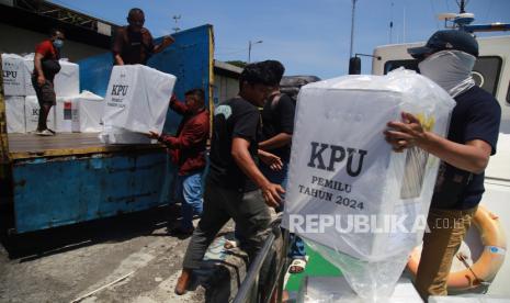 Sejumlah petugas menurunkan kotak suara hasil Pemilu 2024 dari atas kapal Patroli KNP 358 setibanya di Pelabuhan Ahmad Yani, Ternate, Maluku Utara, Rabu (21/2/2024). Sebanyak 55 kotak suara berisi hasil rekapitulasi Pemilu 2024 tingkat kecamatan dari 11 TPS pulau terluar yaitu di Pulau Batang Dua tersebut tiba di Ternate untuk dilakukan tahapan pleno terbuka oleh KPU Kota Ternate pada 1 Maret 2024 mendatang. 