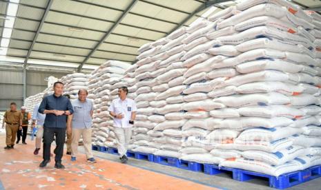 Penjabat Gubernur Jawa Barat Bey Machmudin meninjau stok beras di gudang Bulog, Jalan Gedebage, Kota Bandung, Selasa (7/11/2023).