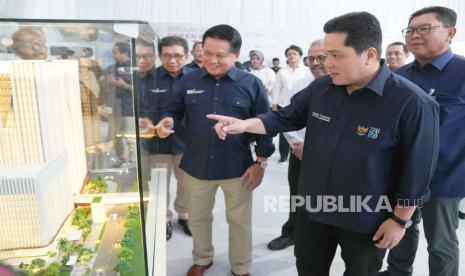 Menteri BUMN Erick Thohir saat groundbreaking BSI Tower di Jalan Medan Merdeka Selatan, Jakarta, Kamis (9/11/2023).