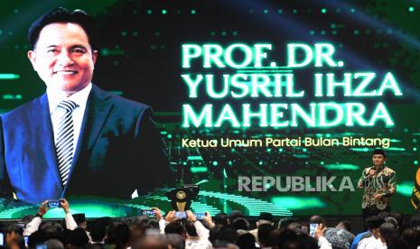 Ketua Umum Partai Bulan Bintang Yusril Ihza Mahendra berpidato saat Rakornas dan Musyawarah Dewan Partai Bulan Bintang di Jakarta, Rabu (11/1/2023). Rakornas itu mengusung tema rapatkan barisan menuju kemenangan Pemilu 2024. 