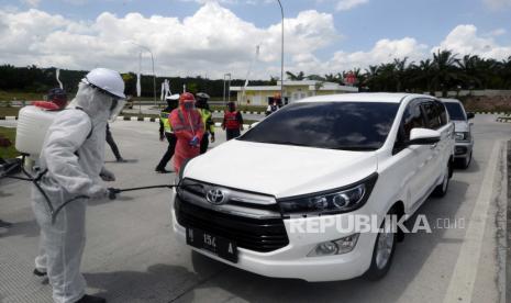 Petugas Gabungan dari Kepolisian Polda Lampung dan PT Hutama Karya melakukan penyemprotan cairan disinfektan di lingkungan rest area 234 Mesuji, Lampun.