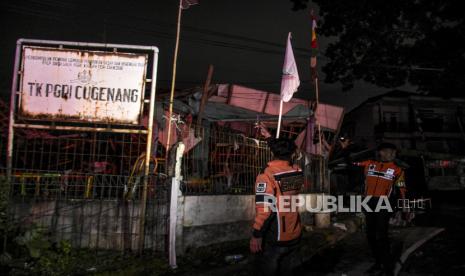 Petugas menunjukkan sekolah yang rusak akibat gempa bumi di Cijedil, Kecamatan Cugenang, Kabupaten Cianjur, Senin (21/11/2022). Berdasarkan data dari Pengendalian Operasi (Pusdalops) Badan Nasional Penanggulangan Bencana (BNPB) hingga pukul 19.34 WIB jumlah korban meninggal dunia akibat gempa bumi mencapai 62 orang. Republika/Abdan Syakura