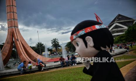 Pengunjung berlibur di kawasan Taman Mini Indonesia Indah (TMII), Jakarta, Sabtu (31/12/2022). TMII menambah armada bus listriknya untuk membawa wisatawan berkeliling saat libur lebaran 2023.