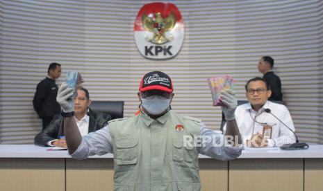 Petugas menunjukkan barang bukti uang saat konferensi pers penetapan dan penahanan tersangka kasus operasi tangkap tangan KPK Kasubag Umum dan Kepegawaian Badan Pelayanan Pajak Daerah (BPPD) Sidoarjo, Siska Wati di Gedung Merah Putih KPK, Jakarta, Senin (29/1/2024). KPK meningkatkan status perkara ke tahap penyidikan dengan menetapkan dan melakukan penahanan terhadap tersangka Siska Wati, serta mengamankan barang bukti uang sejumlah Rp69,9 juta dari total uang suap sebanyak Rp2,7 miliar terkait dugaan tindak pidana korupsi berupa pemotongan dan penerimaan uang kepada pegawai negeri di lingkungan Badan Pelayanan Pajak Daerah Kabupaten Sidoarjo. 