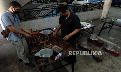 Petugas UPTD Metrologi Legal melakukan tera ulang alat ukur takar timbang dan perlengkapannya (UTTP) milik pedagang (ilustrasi).  