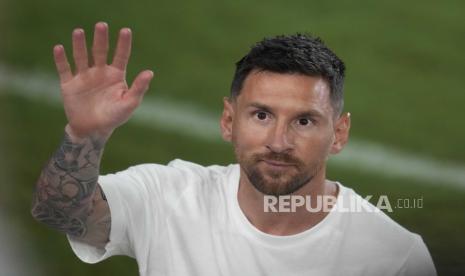 Rekrutan baru Inter Milan, Lionel Messi, telah secara resmi diperkenalkan ke penggemar yang bersorak di Stadion DRV PNK Inter Miami, Florida, Amerika Serikat (AS), Senin (17/7/2023).