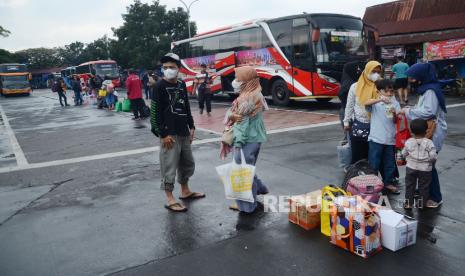 Puluhan calon penumpang menunggu kedatangan bus di Terminal Cicaheum, Kota Bandung, Sabtu (30/4/2022). Keterlambatan bus disebabkan kepadatan dan kemacetan lalu lintas di sejumlah titik di jalur selatan kawasan Priangan Timur. 