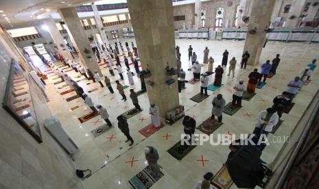 Umat islam melaksanakan shalat gerhana matahari dengan menerapkan protokol kesehatan di Masjid Raya Sabilal Muhtadin, Banjarmasin, Kalimantan Selatan, Ahad (21/6/2020). Shalat yang di lakukan bertepatan dengan fenomena gerhana matahari di Indonesia tersebut di manfaatkan bagi warga umat islam sebagai bentuk wujud syukur dan untuk mengingat kekuasaan Tuhan Yang Maha Esa akan fenomena tersebut