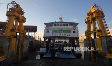 Penumpang turun dari Kapal Motor Penumpang (KMP) Jokotole di Dermaga Penyeberangan Ujung-Kamal, Surabaya, Jawa Timur, Jumat (23/7). PT ASDP Indonesia Ferry (Persero) terus memperluas digitalisasi penyeberangan. Hal tersebut dilakukam denhan menambah channel pembayaran secara nontunai dengan metode payment link melalui opsi pembayaran layanan virtual account dan dompet elektronik. 