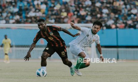 Pesepakbola Papua Ricky Cawor berusaha melewati pemain Sumatera Utara saat bertanding pada babak enam besar sepak bola putra PON Papua di Stadion Mandala, Kota Jayapura, Papua, Ahad (10/10). Papua berhasil melaju ke babak semifinal setelah berhasil mengalahkan Sumatera Utara dengan skor 2-0. Republika/Thoudy Badai