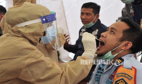 Sipir Lembaga Pemasyarakatan (lapas) Kelas II A Bulak Kapal mengikuti tes usap (swab) di Kota Bekasi, Jawa Barat, Kamis (26/11/2020).