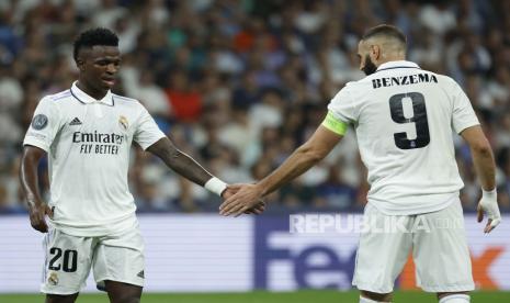 Duet penyerang Real Madrid, Vinicius Jr dan Karim Benzema (kanan).