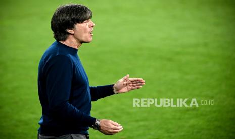  Pelatih kepala Jerman Joachim Loew bereaksi selama pertandingan sepak bola Persahabatan Internasional antara Jerman dan Denmark di Innsbruck, Austria, 2 Juni 2021.