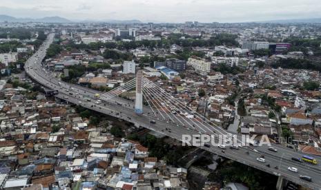 Sejumlah kendaraan melintas di Jalan Layang (Flyover) Prof Mochtar Kusumaatmadja usai diresmikan di Kota Bandung, Selasa (1/3/2022). Pemerintah Provinsi Jawa Barat secara resmi mengganti nama Jalan Layang Pasupati menjadi Jalan Prof Mochtar Kusumaatmadja. Peresmian tersebut merupakan bagian dari prasyarat dalam pengusulan Prof  Mochtar Kusumaatmadja sebagai Pahlawan Nasional dari Jawa Barat. Foto: Republika/Abdan Syakura