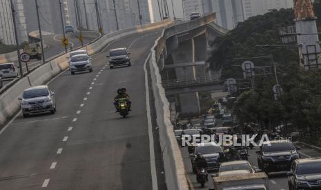 Sejumlah kendaraan roda dua melintasi Jalan Layang Non Tol (JLNT) di kawasan Kasablanka, Jakarta, Kamis (23/7). Hari pertama pemberlakuan Operasi Patuh Jaya 2020 di Jakarta masih banyak pengendara yang melanggar peraturan lalu lintas karena masih ada titik lokasi pelanggaran yang belum dijaga oleh petugas kepolisian. Republika/Putra M. Akbar