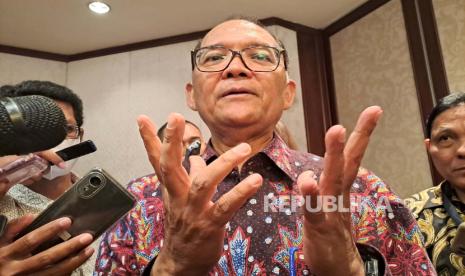 Kepala Eksekutif Pengawas Perasuransian, Penjaminan, dan Dana Pensiun OJK Ogi Prastomiyono dalam sesi doorstop usai peluncuran Peta Jalan Pengembangan dan PenguatanIndustri Perasuransian Periode 2023-2027 di Hotel Shangri-La, Senin (23/10/2023). 