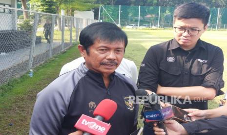 Pelatih timnas Indonesia U-22 Indra Sjafri setelah memimpin latihan di Lapangan ABC, Senayan, Jakarta, Kamis (16/3/2023). 