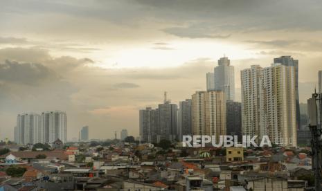 Deretan gedung terlihat di kawasan Manggarai,Jakarta Selatan. Colliers Indonesia memperkirakan pemulihan sektor properti baru akan terjadi pada awal tahun 2022. Kenaikan kasus Covid-19 melalui varian delta disebut semakin menekan kinerja sektor ini. 