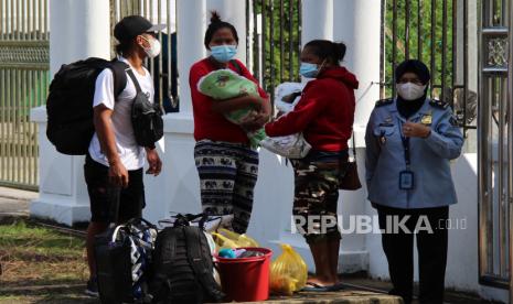 Konsulat Jenderal RI (KJRI) Kuching membantu memulangkan lima orang anak  Warga Negara Indonesia beserta kedua orang tuanya dari Sarawak, Malaysia, karena tidak memiliki dokumen 