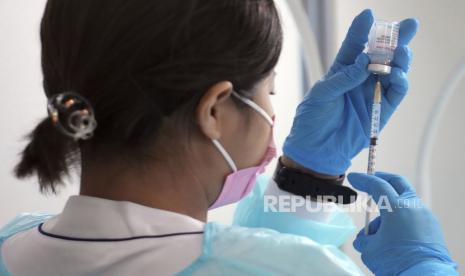 Tenaga kesehatan menyiapkan vaksin Moderna untuk disuntikan kepada warga di bangsal Sumida, Tokyo, Rabu (30/6).  Perdana Menteri Jepang Yoshihide Suga menargetkan vaksinasi Covid-19 setiap harinya mencapai satu juta dosis dalam sehari yang diharapkan selesai pada bulan Oktober atau November mendatang, menjelang perhelatan Olimpiade Tokyo dan pemilihan umum pada musim gugur mendatang. (AP Photo/Eugene Hoshiko)Putra M. Akbar