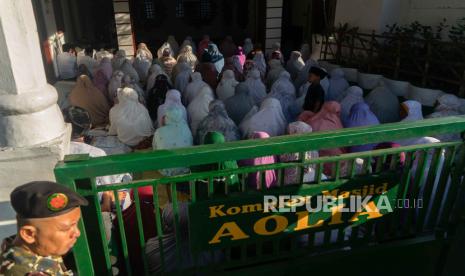 Umat muslim jamaah Masjid Aolia melaksanakan ibadah Shalat Idul Fitri di Giriharjo, Panggang, Gunung Kidul, D.I Yogyakarta, Jumat (5/4/2024). Jamaah Masjid Aolia menetapkan jatuhnya 1 Syawal 1445 H pada Jumat (5/4/2024) didasari petunjuk dari pimpinan jamaah Masjid Aolia, KH Raden Ibnu Hajar Sholeh atau yang biasa dikenal dengan nama Mbah Benu. 