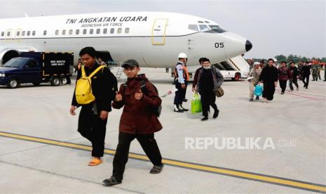 Warga Negara Indonesia (WNI) yang dievakuasi dari Sudan turun dari pesawat Boeing 737 TNI AU sesaat setelah tiba di pangkalan udara Halim Perdanakusuma di Jakarta, Senin (1/5/2023). Pemerintah Indonesia mengevakuasi sedikitnya 75 orang dari total lebih dari 800 orang dari Sudan, di mana bentrokan bersenjata antara militer Sudan dan kelompok paramiliter saingan telah terjadi di ibu kota Khartoum dan bagian lain negara itu sejak 15 April 2023