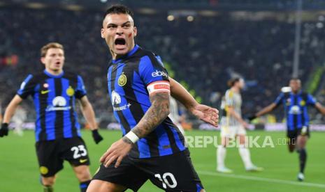 Penyerang Inter Milan, Lautaro Martinez, berselebrasi usai mencetak gol ke gawang Juventus dalam lanjutan Serie A Liga Italia, Ahad (26/11/2023). Inter bermain imbang 1-1 dengan Juve.  