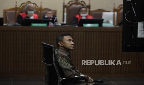 Perwira Tinggi Polri Brigjen Pol Nugroho Slamet Wibowo menjalani sidang sebagai saksi untuk terdakwa Tommy Sumardi, di Pengadilan Tipikor, Jakarta, Selasa (24/11/2020).  Dalam agenda pemeriksaan saksi tersebut Tommy Sumardi didakwa menjadi perantara suap dari Djoko Tjandra ke Irjen Napoleon Bonaparte terkait penghapusan status red notice interpol. 