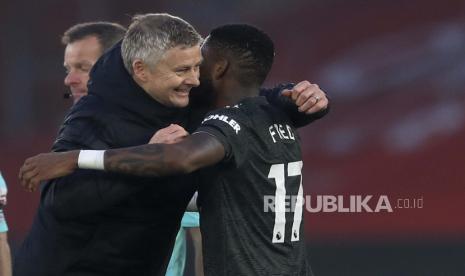 Manajer Manchester United Ole Gunnar Solskjaer mengucapkan selamat kepada Fred di akhir pertandingan sepak bola Liga Utama Inggris antara Southampton dan Manchester United di stadion St. Mary di Southampton, Inggris, Minggu, 29 November 2020. Manchester United menang 3-2. 