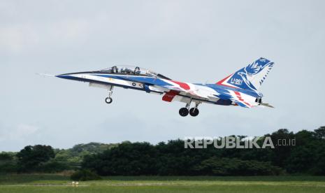 Jet latih tempur Advanced Jet Trainer (AJT) Yung Yin lepas landas dari runway bandara kota Taichung, Taiwan Senin (22/6). Pesawat jet tempur buatan Taiwan ini akan memperkuat skuadron jet negara pulau ini.