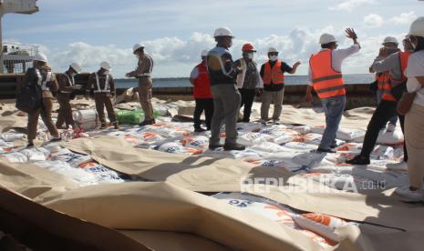 Sejumlah petugas dari Bea Cukai Kupang, Balai Karantina Pertanian Kupang, dan Perum Bulog NTT mengecek karung berisi beras impor asal Vietnam di atas kapal MV Hoang Trieu 69 yang tiba di Pelabuhan Tenau Kupang, NTT, Jumat (13/01/2023). Perum Bulog NTT mendapatkan kiriman lima ribu ton beras asal Vietnam yang akan dimanfaatkan sebagai cadangan beras pemerintah sekaligus untuk menjaga ketahanan pangan di NTT. ANTARA  FOTO/Kornelis Kaha/tom.