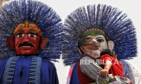 Warga befoto bersama ondel-ondel (ilustrasi). Ondel-ondel menjadi bagian dari pertunjukan budaya Betawi yang dihadirkan Pemerintah Provinsi DKI Jakarta di Monas, Jakarta, pada Sabtu (22/6/2024).