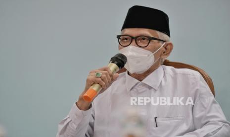 Kondisi Terkini Ketum MUI Usai Kecelakaan. Foto: Ketua Umum Majelis Ulama Indonesia  KH Miftachul Akhyar menyampaikan sambutan saat penyerahan alat deteksi Covid-19 GeNose di Jakarta, Kamis (18/3). Penyerahan alat GeNose tersebut diharapkan mampu mendeteksi Covid-19 di lingkungan MUI dan kedepannya dapat digunakan di masjid-masjid guna mengantisipasi potensi penyebaran Covid-19. Republika/Thoudy Badai