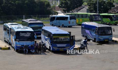 Sejumlah bus rute dalam kota terparkir. Ilustrasi