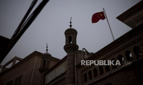 Bendera China berkibar pada sebuah masjid di kota tua di Kashgar, Daerah Otonomi Uighur Xinjiang, China, Selasa (4/5). China meluncurkan kampanye agresif untuk mempromosikan bahasa Mandarin.