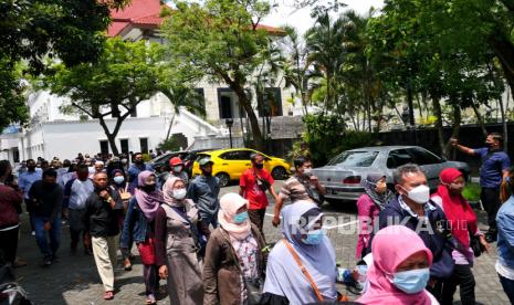 Pedagang kaki lima Malioboro usai audensi dengan anggota DPRD Kota Yogyakarta di Gedung DPRD Kota Yogyakarta, Senin (17/1/2022). Pedagang kaki lima Malioboro mengadu ke DPRD Kota Yogyakarta terkait rencana relokasi PKL ke tempat baru yakni di bekas Bioskop Indra dan lahan eks Dinas Pariwisata Yogyakarta pada awal Februari 2022. Pedagang kaki lima meminta penundaan relokasi satu hingga tiga tahun mendatang.