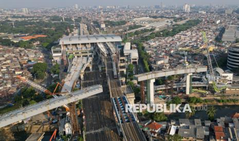 LRT Jakarta Fase 1B: Girder Terakhir di Atas DDT Manggarai Tersambung