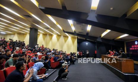  Ketua Umum PSSI Erick Thohir (kedua kiri) dan jajarannya menyampaikan keterangan pers terkait laga FIFA Matchday antara timnas Indonesia vs Argentina. 