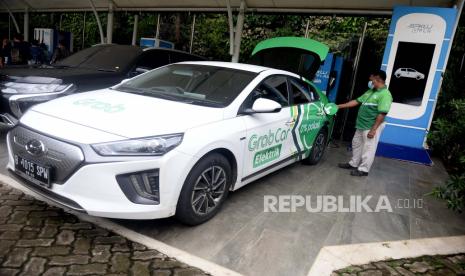 Seorang pengemudi mengisi daya mobil listrik dengan memanfaatkan aplikasi PLN Charge.IN di di Stasiun Pengisian Kendaraan Listrik Umum (SPKLU) PLN di Kantor PLN Disjaya, Gambir, Jakarta, Jumat (29/1). PLN meluncurkan aplikasi charge.IN yang memudahkan para pemilik kendaraan listrik dalam hal pengisian daya serta dapat menunjukkan lokasi SPKLU maupun besaran pengisian daya.Prayogi/Republika.