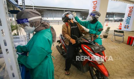 Warga menjalani tes cepat antigen COVID-19 di layanan PCR dan antigen Swab Test Altomed, Kelapa Gading, Jakarta, Senin (9/8/2021). Menteri Koordinator Bidang Maritim dan Investasi (Menko Marves) Luhut Binsar Pandjaitan menargetkan testing COVID-19 sebanyak 400 ribu per hari. 