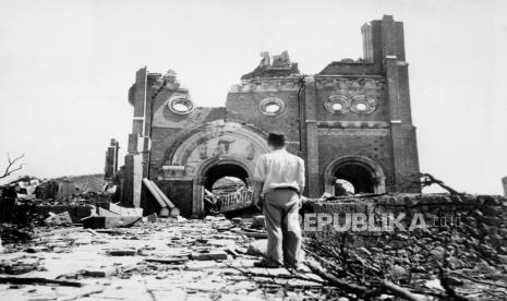 FILE - Dalam foto arsip 13 September 1945 ini, Katedral Katolik Urakami di Nagasaki, Jepang, terbengkalai setelah ledakan bom atom lebih dari sebulan yang lalu di kota ini. 
