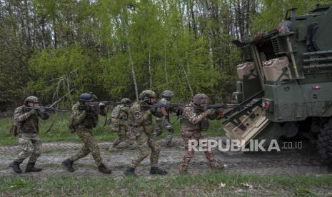 Anggota Garda Nasional Ukraina dari Brigade Bureviy mengikuti latihan militer di wilayah Kyiv pada 27 April 2023. 