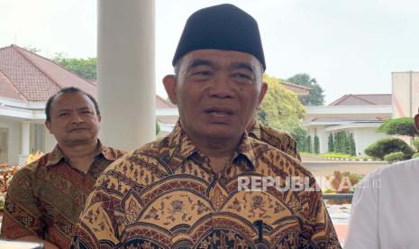 Menteri Koordinator Bidang Pembangunan Manusia dan Kebudayaan (Menko PMK) Muhadjir Effendy dan Juru Bicawa Wakil Presiden, Masduku Baidlowi di Istana Wakil Presiden, Jakarta, Jumat (18/8/2023). 