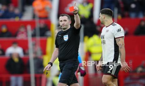 Penyerang Fulham Aleksandar Mitrovic melihat wasit Chris Kavanagh saat dikartu merah dalam laga Piala FA kontra Manchester United.