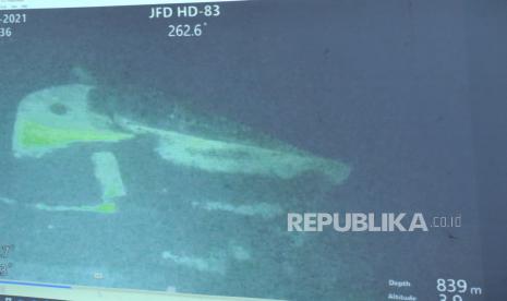 Bagian kapal KRI Nanggala 402 hasil citra Remotely Operated Vehicle (ROV) MV Swift Rescue ditunjukkan saat konferensi pers di Lanud I Gusti Ngurah Rai, Badung, Bali, Minggu (25/4/2021).  KRI Nanggala 402 dipastikan tenggelam dan 53 awak kapalnya gugur di perairan utara Bali. 