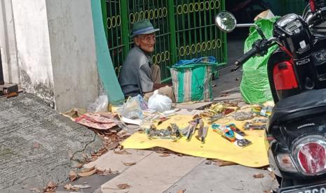 Kegigihan Sang Kakek Mencari Nafkah